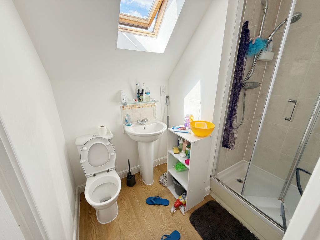 Lot: 155 - MID-TERRACE HOUSE FOR INVESTMENT - Bedroom three with En-Suite Shower